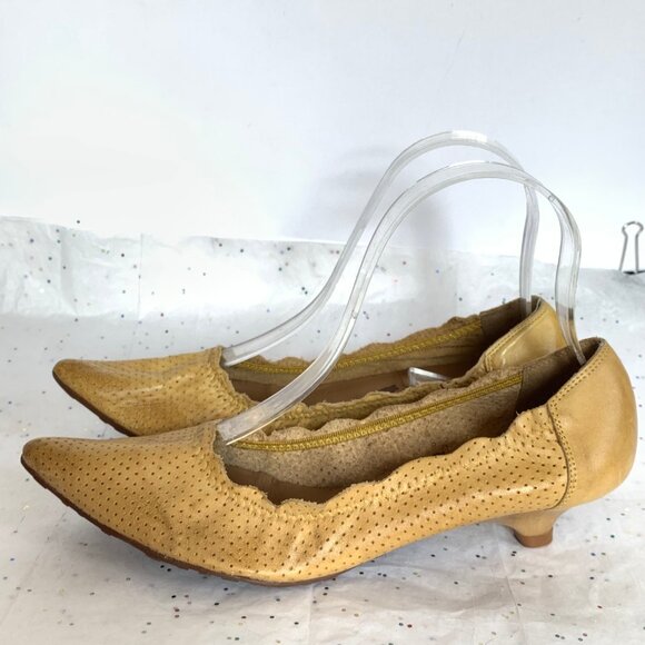 Dumond Yellow Perforated Y2K Elasticized Pointed toe Pumps Kitten Heels - Sz 6 - Picture 8 of 16
